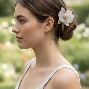 Elegant White Floral Hair Clip